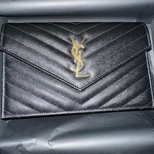 CASSANDRE ENVELOPE CHAIN WALLET IN GRAIN DE POUDRE LEATHER